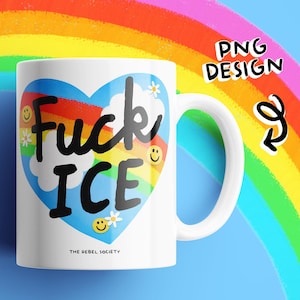 K&ouml;nnte beinhalten: Wei&szlig;e Keramik-Tasse mit einem herzf&ouml;rmigen Design mit den schwarzen Worten "Fuck ICE", umgeben von einem Regenbogen, Smileys und G&auml;nsebl&uuml;mchen. Der Text "THE REBEL SOCIETY" befindet sich unten. Ein Regenbogen und die Worte "PNG DESIGN" sind im Hintergrund.