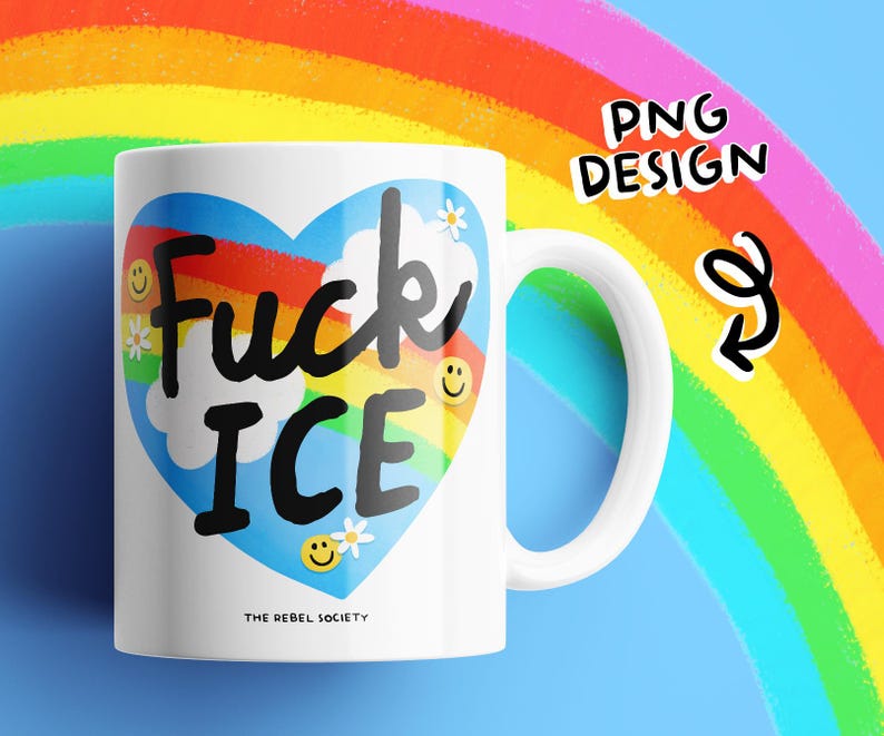K&ouml;nnte beinhalten: Wei&szlig;e Keramik-Tasse mit einem herzf&ouml;rmigen Design mit den schwarzen Worten "Fuck ICE", umgeben von einem Regenbogen, Smileys und G&auml;nsebl&uuml;mchen. Der Text "THE REBEL SOCIETY" befindet sich unten. Ein Regenbogen und die Worte "PNG DESIGN" sind im Hintergrund.