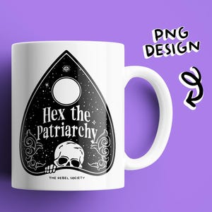 Może przedstawiać: Biały kubek ceramiczny z czarno-białym obrazkiem planszy Ouija z tekstem "Hex the Patriarchy" i "The Rebel Society".