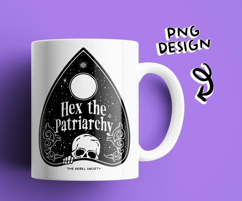 Może przedstawiać: Biały kubek ceramiczny z czarno-białym obrazkiem planszy Ouija z tekstem "Hex the Patriarchy" i "The Rebel Society".