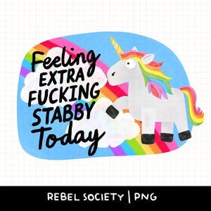 Può includere: Illustrazione di un unicorno bianco con criniera e coda arcobaleno, davanti a un arcobaleno e nuvole. Il testo "Feeling EXTRA FUCKING STABBY Today" è scritto in nero. Lo sfondo è azzurro.