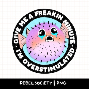 Könnte beinhalten: Ein schwarzer und weißer runder Aufkleber mit einem lila und rosa Kugelfisch mit schwarzen Stacheln und blauen, tropfenförmigen Augen. Der Text auf dem Aufkleber lautet "Give me a freakin minute I'm overstimulated."