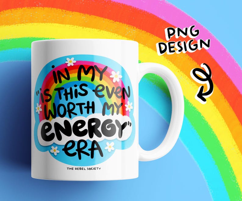 K&ouml;nnte beinhalten: Ein wei&szlig;er Keramikbecher mit einer bunten Grafik aus Regenbogen, blauem Himmel und wei&szlig;en Blumen. Der Text lautet: IN MY "IS THIS EVEN WORTH MY ENERGY" ERA. Unter dem Text stehen die Worte THE REBEL SOCIETY in kleinen schwarzen Buchstaben.