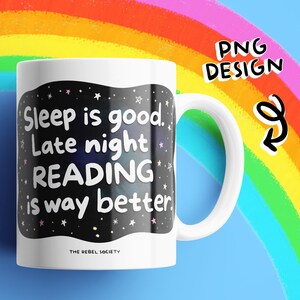 Pu&ograve; includere: Tazza in ceramica bianca con un disegno nero che recita "Sleep is good. Late night READING is way better." La tazza ha un manico bianco e il testo "THE REBEL SOCIETY" in basso. Un arcobaleno &egrave; sullo sfondo.