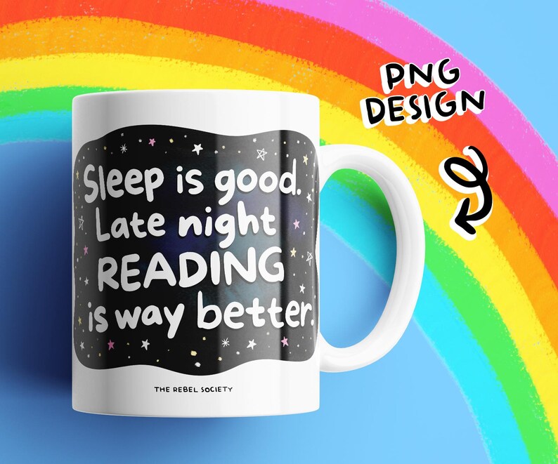 Pu&ograve; includere: Tazza in ceramica bianca con un disegno nero che recita "Sleep is good. Late night READING is way better." La tazza ha un manico bianco e il testo "THE REBEL SOCIETY" in basso. Un arcobaleno &egrave; sullo sfondo.