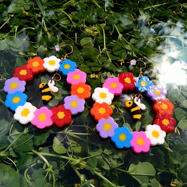 Boucles d'oreilles pendantes - anneaux fleuris - kawaii - abeilles mignonnes - pate polymère - perles Hama midi