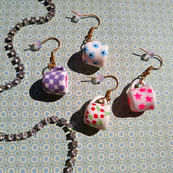 Boucles d'oreilles pendantes petites tasses en pâte polymère à motifs colorés