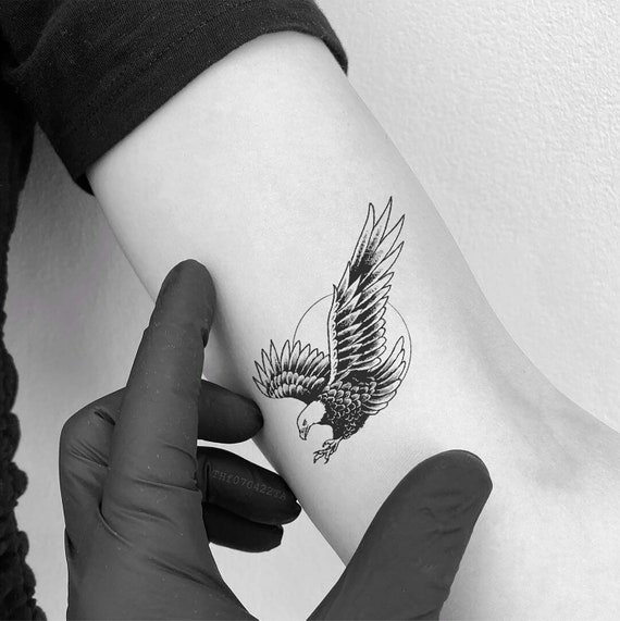 Tatuaggio Stencil con aquila volante calva · Creative Fabrica