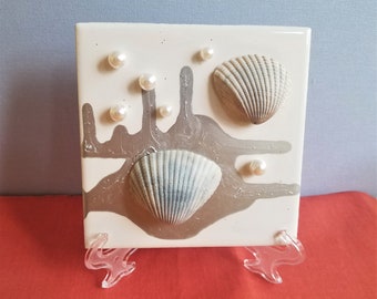 Grau-blaue Muscheln mit metallischem silbernem Farbdesign und Perlen auf einer 10 x 10 cm großen Fliese