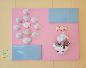 "Pink gemalte Leinwand 3"x11"" mit zwei blauen 3"x6" Fliesen, zerbrochener venezianischer Maske, Herzmuschel Muscheln, Muschelmuschel, Goldmuschel 'Diadem'"