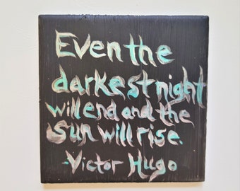 Even the Darkest Night Will End and the Sun Will Rise Zitat auf schwarz bemalter 4 "x 4"" Kachel."