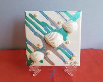 Vom Meer inspirierte Strandkunst mit Muscheln und Perlen über metallischem Farbdesign auf einer 10 x 10 cm großen Fliese