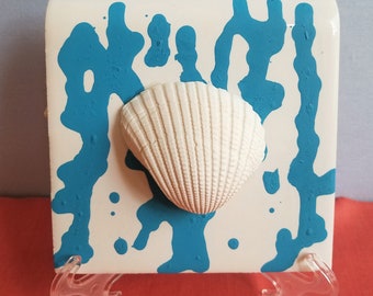 "Atlantische Herzmuschel Muschel mit blaugrünem Korallen / Algen Design auf 4 ""x 4"" Fliese."