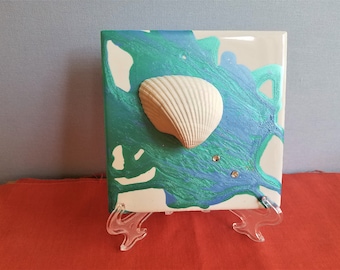 Weiße Muschel und Strasssteine mit Metallic Blau und Teal Ocean Inspirierter Farbfluss auf 4 "x 4" Fliese