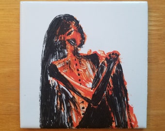 Halloween farbiges Gemälde von Frau sitzend mit Knien in Orange und Schwarz auf einer 4 "x 4" Fliese