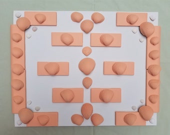 Leinwandbild mit pfirsichfarbenen Muscheln auf pfirsichfarbenen Fliesen