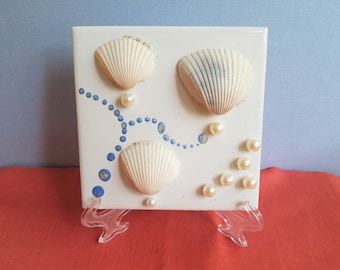 Muscheln mit Perlen und Metallic Blau und Silber bemalte Polka Dot Muster auf 4 "x 4" Fliese