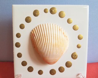 Herzmuschel Muschel im Kreis aus metallischen, goldgemalten Tupfen auf einer 4 "x 4" -Fliese