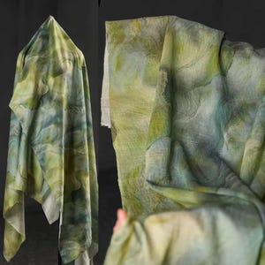 Puede incluir: Dos vistas de una tela con un patr&oacute;n similar a la acuarela en tonos verdes y azules. La tela est&aacute; drapeada sobre una forma invisible en una vista, y en la otra, se sostiene, mostrando la textura y las capas del material.