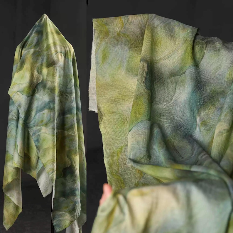 Puede incluir: Dos vistas de una tela con un patr&oacute;n similar a la acuarela en tonos verdes y azules. La tela est&aacute; drapeada sobre una forma invisible en una vista, y en la otra, se sostiene, mostrando la textura y las capas del material.