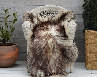 Extra groot wit, bruin, taupekleurig schapenvachtkleed, plaid, geverfd in beige. Een uniek cadeau-idee voor hem en haar. Eco-bio woondecoratie en interieurdesign.