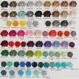 Puede incluir: Una tabla de 100 diferentes adornos de flores de rosa de colores. Las flores est&aacute;n dispuestas en filas y columnas, con cada fila representando un color diferente. Los colores incluyen rojo, azul, verde, amarillo, naranja, morado, rosa, blanco, negro, marr&oacute;n y gris.
