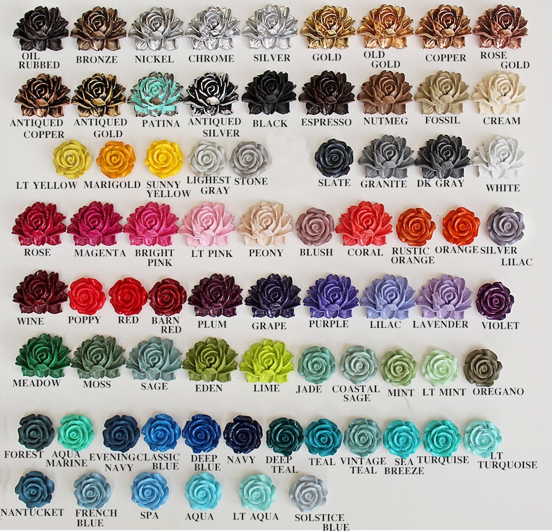 Puede incluir: Una tabla de 100 diferentes adornos de flores de rosa de colores. Las flores est&aacute;n dispuestas en filas y columnas, con cada fila representando un color diferente. Los colores incluyen rojo, azul, verde, amarillo, naranja, morado, rosa, blanco, negro, marr&oacute;n y gris.