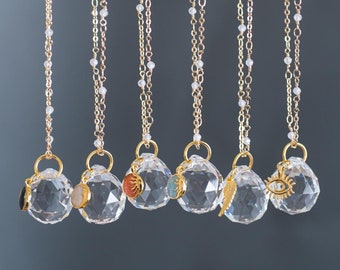 Adorable mini atrapasoles con prisma de cristal auténtico / Opciones de dije chapado en oro: Luna, Sol, Pez de la suerte, Signos del zodiaco y más