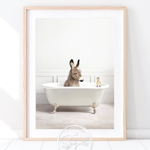 Baby Esel in der Badewanne Druck, Horizontaler oder Vertikaler Druck, launisches Tier, Tiere Kunst von Synplus, Badezimmer Wandkunst, Kinder Badezimmer Dekor
