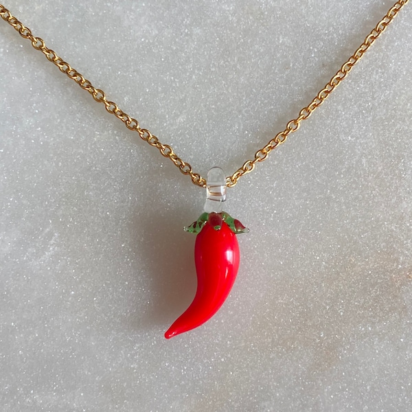 Collier miniature à breloques en verre piment rouge