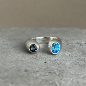 Multi-Stone-Silberring mit blauen Steinen, Schweizer Topas und London Topaz, Ukrainischer Künstler, Unisex Ring mit einzigartigem Design, Ring mit blauen Steinen