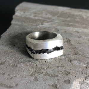 Ukrainischer Silberring mit dunklem Fehler, Symbol ukrainischer Ruinen, Ruine Ring, Chunky Ring für Männer und Frauen, Gothic Schmuck