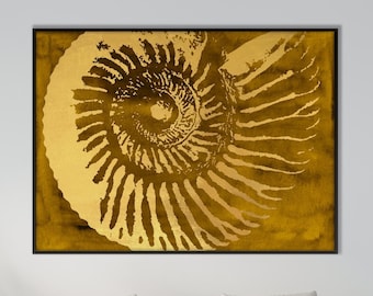 Può includere: Una grande opera d'arte incorniciata con un design di fossile di ammonite dorata. L'opera d'arte è esposta sopra un divano in un moderno salotto. La tavolozza dei colori comprende oro, beige e nero.