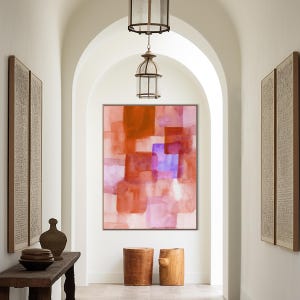 Peut inclure: Peinture abstraite &agrave; l'aquarelle dans un couloir. L'&oelig;uvre pr&eacute;sente des carr&eacute;s superpos&eacute;s dans des tons de rouge, d'orange et de violet. Le couloir a des murs blancs, une table en bois sombre et deux tabourets en bois. Des panneaux d&eacute;coratifs sont accroch&eacute;s aux murs.