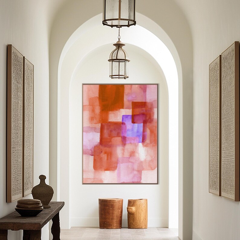 Peut inclure: Peinture abstraite &agrave; l'aquarelle dans un couloir. L'&oelig;uvre pr&eacute;sente des carr&eacute;s superpos&eacute;s dans des tons de rouge, d'orange et de violet. Le couloir a des murs blancs, une table en bois sombre et deux tabourets en bois. Des panneaux d&eacute;coratifs sont accroch&eacute;s aux murs.
