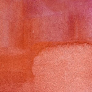 Peut inclure: Peinture abstraite &agrave; l'aquarelle avec un d&eacute;grad&eacute; de teintes rouges et roses. Les couleurs se fondent et se fondent les unes dans les autres, cr&eacute;ant un effet de texture. L'&oelig;uvre a un aspect doux et organique.