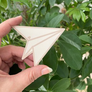 Avion en papier avec autocollant coeur - Wander and Love - Vinyle imperméable