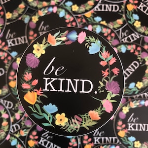 Adesivo circolare "Be KIND" con fiori di campo - Vinile impermeabile di alta qualità