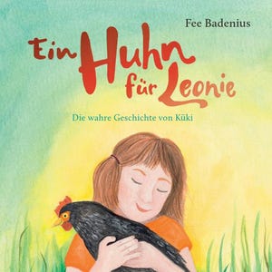 Può includere: Una ragazza con i capelli castani tiene un pollo nero tra le braccia. La ragazza indossa una maglietta arancione e jeans blu. Lo sfondo è un campo erboso verde. La copertina del libro recita "Ein Huhn für Leonie" e "Die wahre Geschichte von Küki". La copertina del libro ha anche il testo "Fee Badenius" in alto.