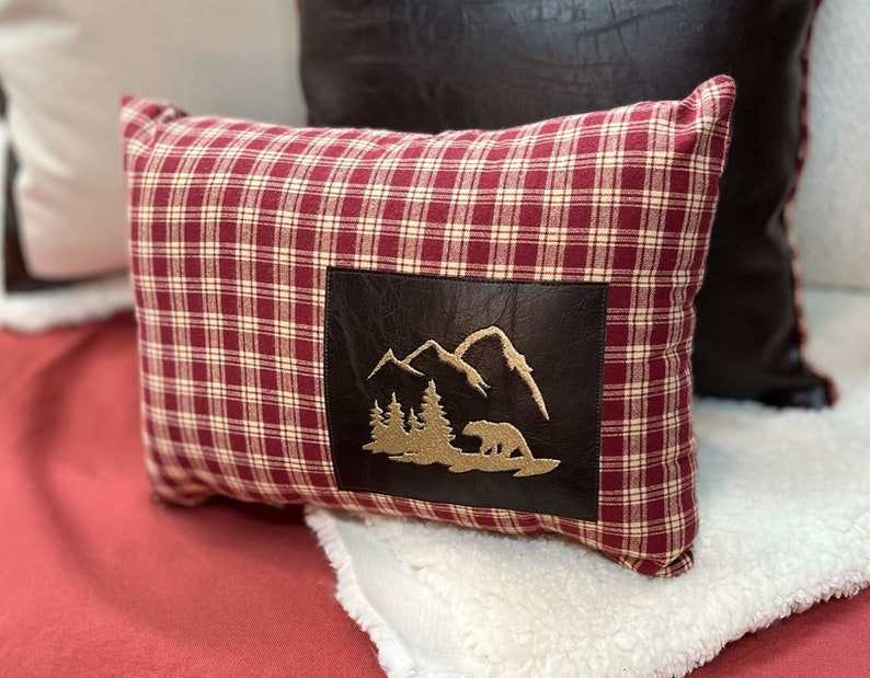 Bear pillow, Bear gifts home decor, Cabin throw pillow, fall throw pillow, lodge decor, cabin bed pillow Bild 7