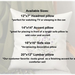 Pode incluir: Travesseiro branco com bordado floral e texto que diz "Available Sizes:" seguido de quatro tamanhos de travesseiros diferentes e descri&ccedil;&otilde;es. Os tamanhos s&atilde;o 12"x7" Headrest pillow, 14"x14" Accent pillow, 16"x16" Sofa size, e 20"x12" Lumbar pillow.