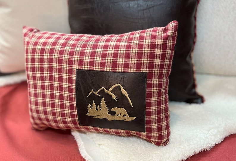Bear pillow, Bear gifts home decor, Cabin throw pillow, fall throw pillow, lodge decor, cabin bed pillow Bild 2