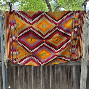 Tapete Kilim Turco - Tecido Geométrico Vibrante, 60” x 43”