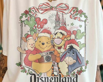 Camiseta navideña retro de Winnie the Pooh y sus amigos en Disneyland, camiseta navideña familiar, camiseta navideña de viaje familiar en Disney, camiseta navideña de Disneyland