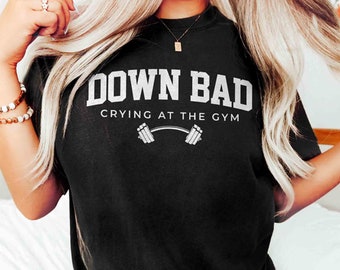 Camisa Down Bad Unisex, jersey de cuello redondo llorando en el gimnasio, regalo TTPD, camisa unisex de gimnasio divertido