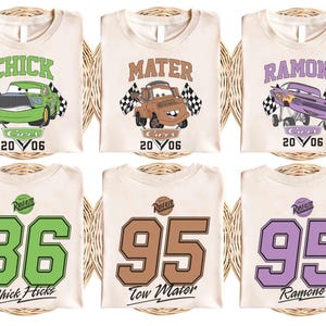 Pu&ograve; includere: Tre magliette bianche con diversi personaggi e nomi di Cars. La prima maglietta ha Chick Hicks con il numero 86. La seconda maglietta ha Mater con il numero 95. La terza maglietta ha Ramone con il numero 95.