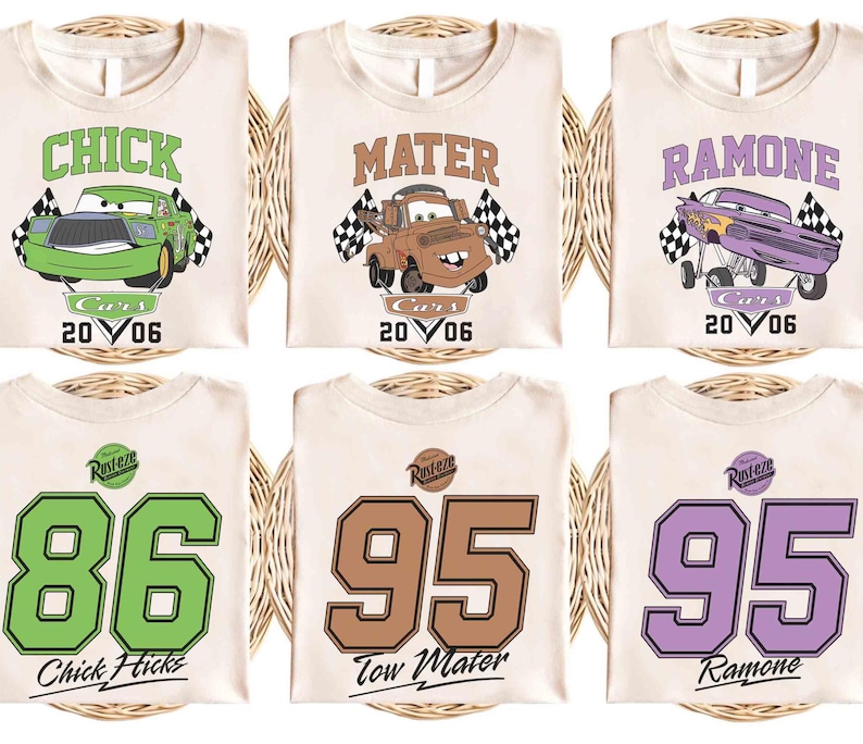 Pu&ograve; includere: Tre magliette bianche con diversi personaggi e nomi di Cars. La prima maglietta ha Chick Hicks con il numero 86. La seconda maglietta ha Mater con il numero 95. La terza maglietta ha Ramone con il numero 95.