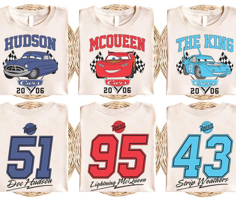 Pu&ograve; includere: Tre magliette bianche con personaggi di Cars e numeri di gara. La prima maglietta presenta Doc Hudson, un'auto blu con il numero 51. La seconda maglietta presenta Saetta McQueen, un'auto rossa con il numero 95. La terza maglietta presenta Saetta McQueen, un'auto blu con il numero 43.