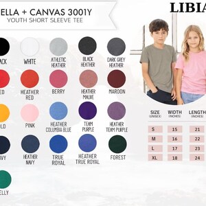 Pu&ograve; includere: Una cartella colori che mostra diversi colori di magliette a maniche corte per ragazzi. La cartella include 14 colori, tra cui nero, bianco, rosso, oro, blu navy, verde kelly e varie tonalit&agrave; di melange. La cartella include anche una tabella delle taglie con le taglie S, M, L e XL, con le misure di larghezza e lunghezza corrispondenti in pollici.