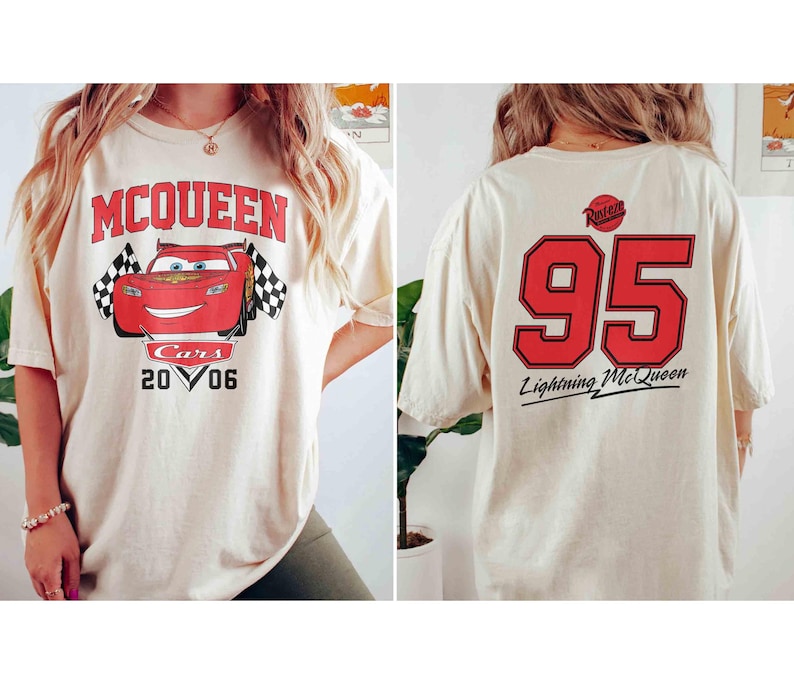 Pu&ograve; includere: Una maglietta bianca con una stampa Cars rossa e nera sul davanti. La stampa presenta Saetta McQueen, il numero 95 e il testo "McQueen" e "Cars 20 06". Il retro della maglietta ha un numero 95 rosso con il testo "Rust-eze" e "Lightning McQueen".
